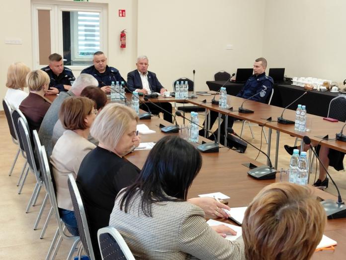 „Bezpieczna szkoła”. Spotkania policjantów z samorządowcami i dyrektorami szkół